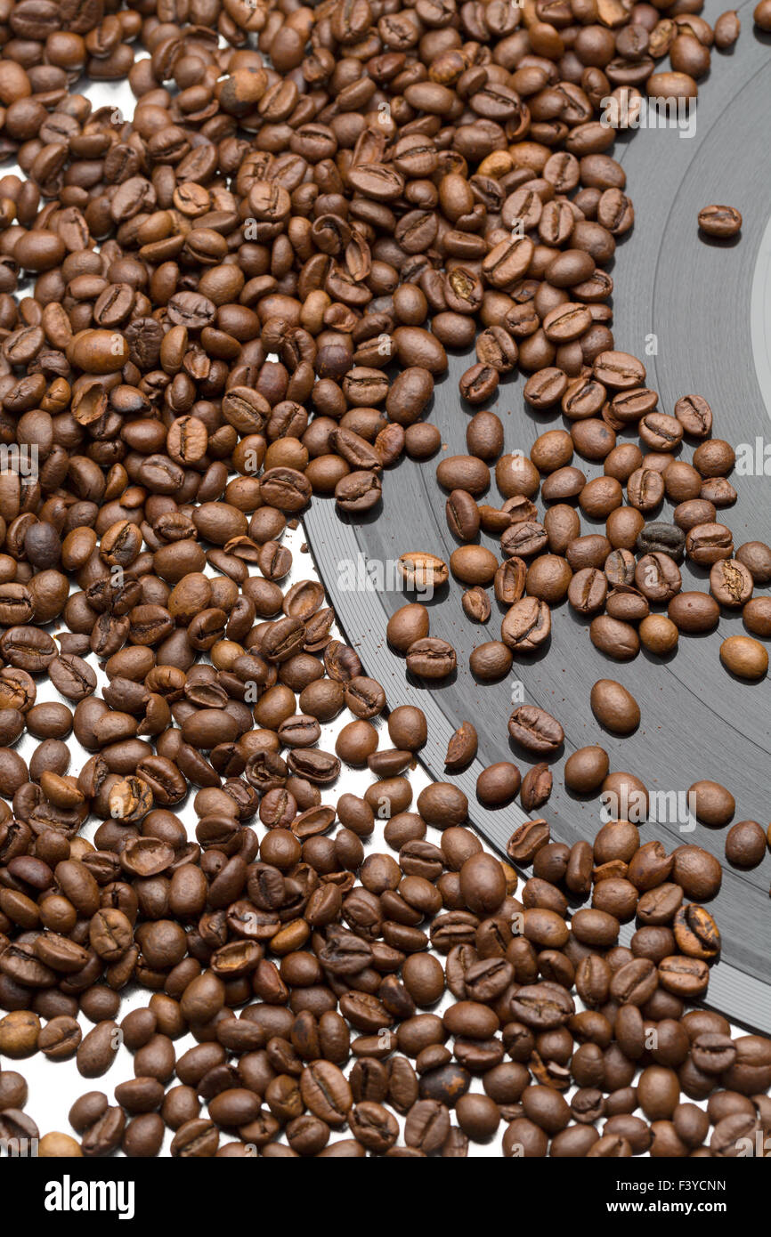 Kaffeebohnen und Vintage Vinyl-Schallplatte Stockfoto