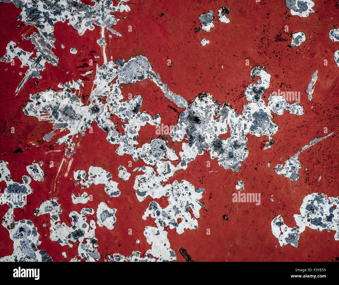 Zerkratzte rote Metalloberfläche Stockfoto