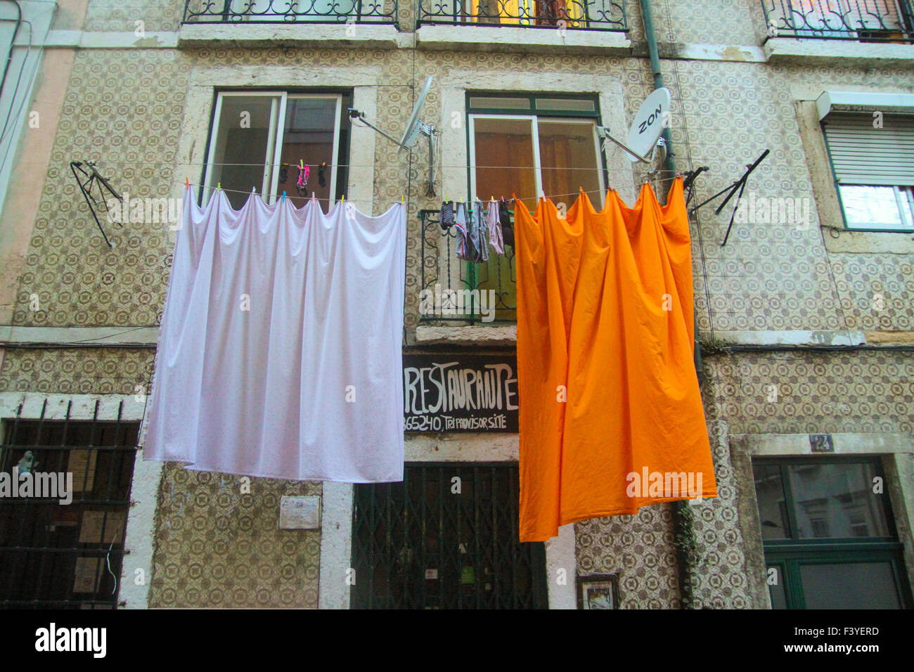Lissabon, Portugal, 4. Oktober 2015. Wäsche hängt zum Trocknen auf Calçada Do Forte in der Alfama Viertel von Lissabon. Bildnachweis: David Mbiyu / Alamy Live News Stockfoto