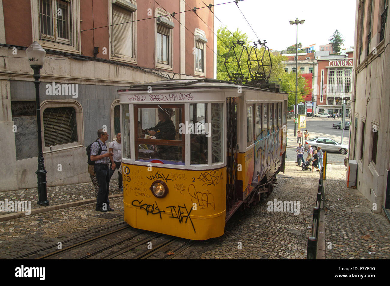 Lissabon, Portugal, 5. Oktober 2015. Touristen am Restauradores Platz gesehen Glória Seilbahn einsteigen. Bildnachweis: David Mbiyu / Alamy Live News Stockfoto