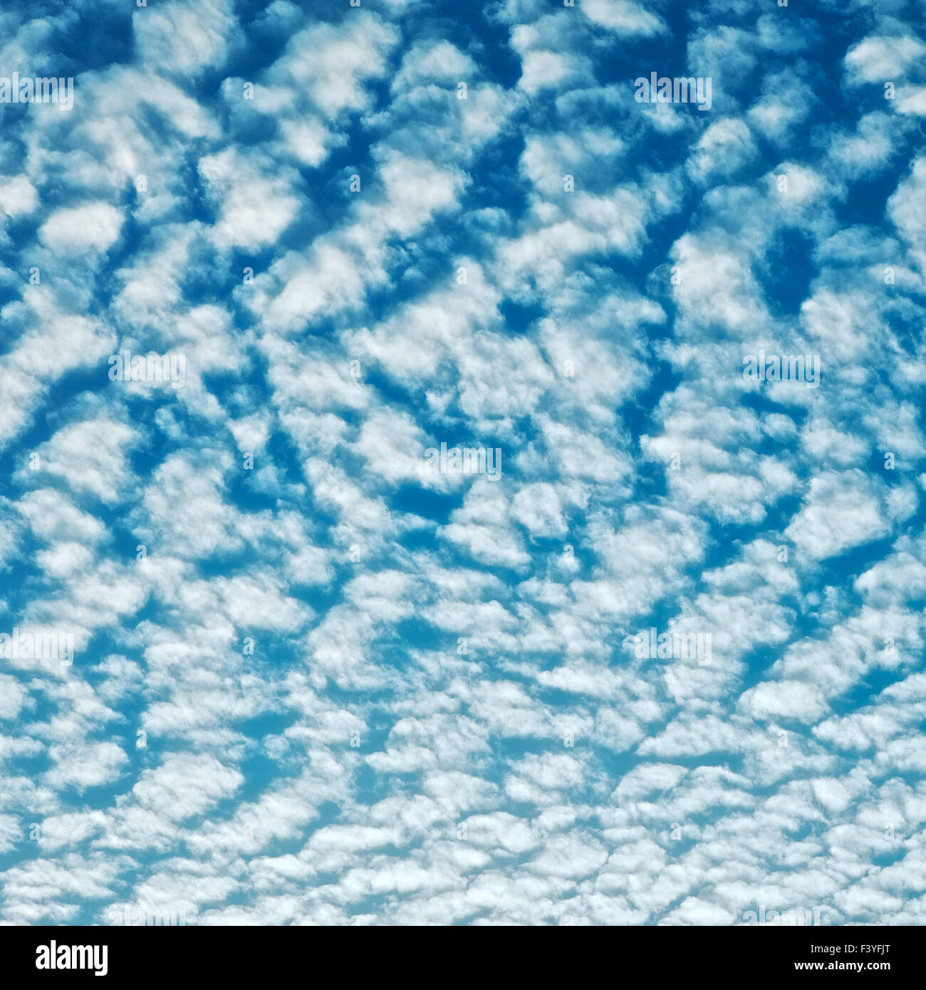 Wolkengebilde mit Altocumulus-Wolken Stockfoto