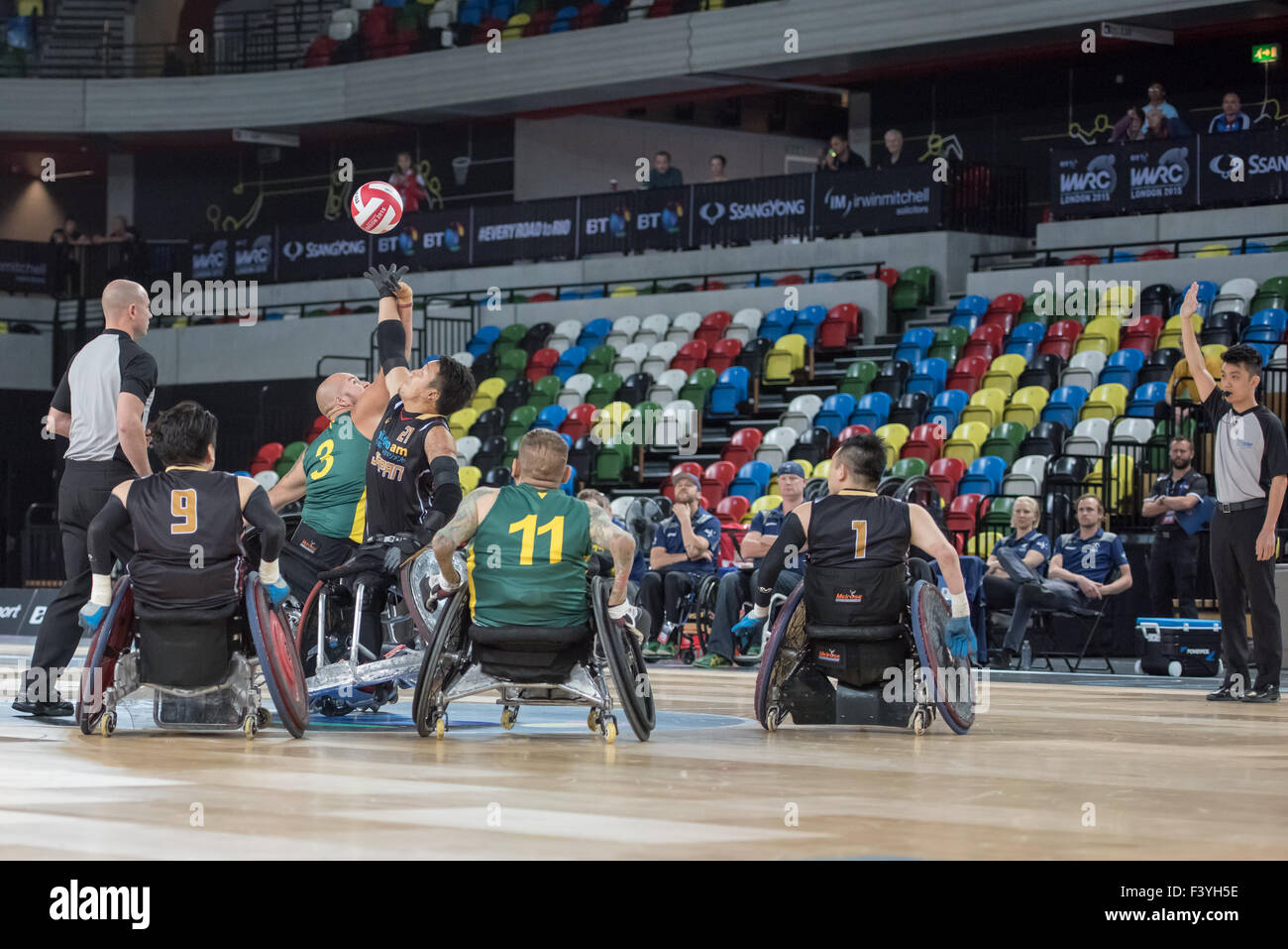 WM-Rollstuhl-Rugby-Herausforderung, Copperbox, Queen Elizabeth Olympic Park, London, -AUS VS JPN... Australische Niederlage Japan 65-62.  Australische Spieler Ryan Scott und Ryley Batt und japanische Spieler Tomoaki Imai. 3. Oktober 2015. Copyright PMG Bildgebung/Alamy Live-Nachrichten Stockfoto