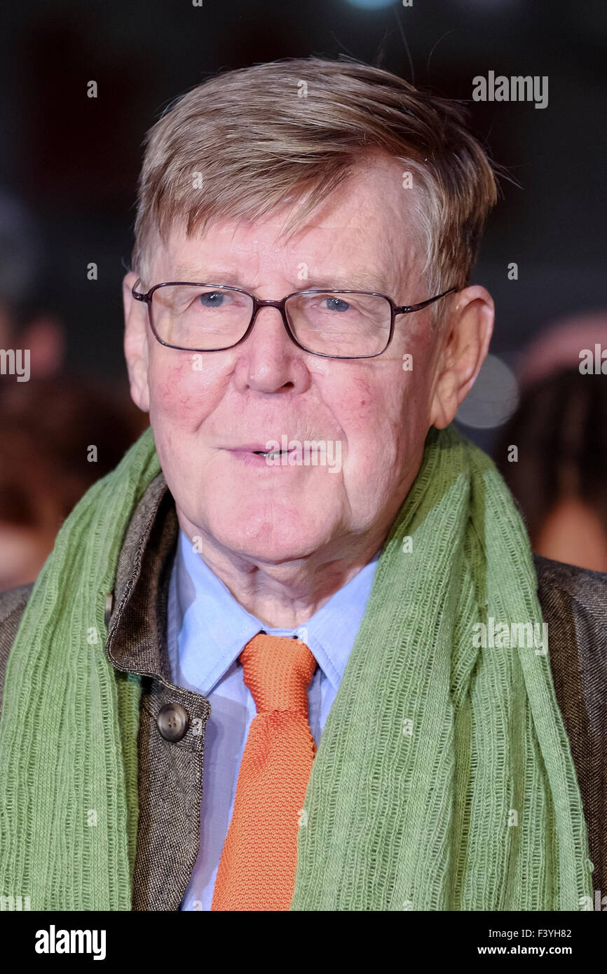 London, UK. 13. Oktober 2015. Alan Bennett kommt auf dem roten Teppich für das London Film Festival Screening The Lady in der Van auf 13.10.2015 im ODEON Leicester Square, London. Bildnachweis: Julie Edwards/Alamy Live-Nachrichten Stockfoto