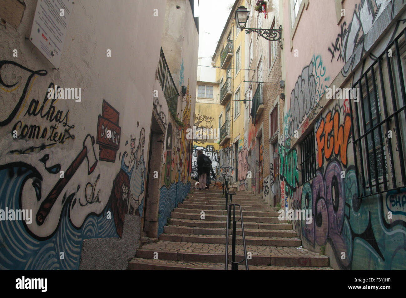 Lissabon, Portugal, 4. Oktober 2015. Wandbilder / Graffiti auf die wurde von Largo São Cristóvão auf halbem Weg zwischen Platz Rossio und Castelo de São Jorge in Lissabon. Bildnachweis: David Mbiyu / Alamy Live News Stockfoto