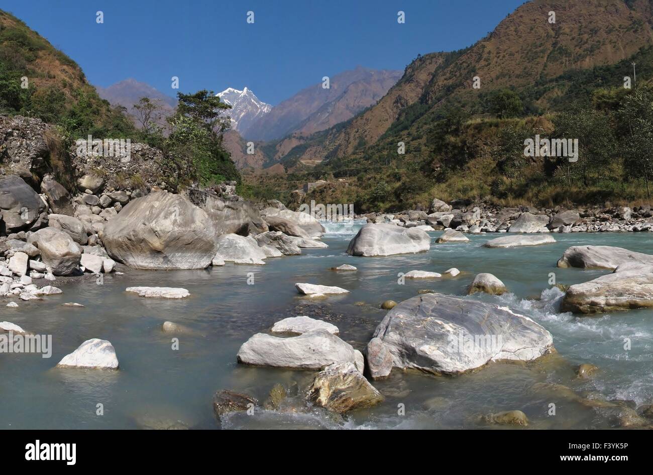 Kali Ghandaki Fluss und Nilgiri Stockfoto