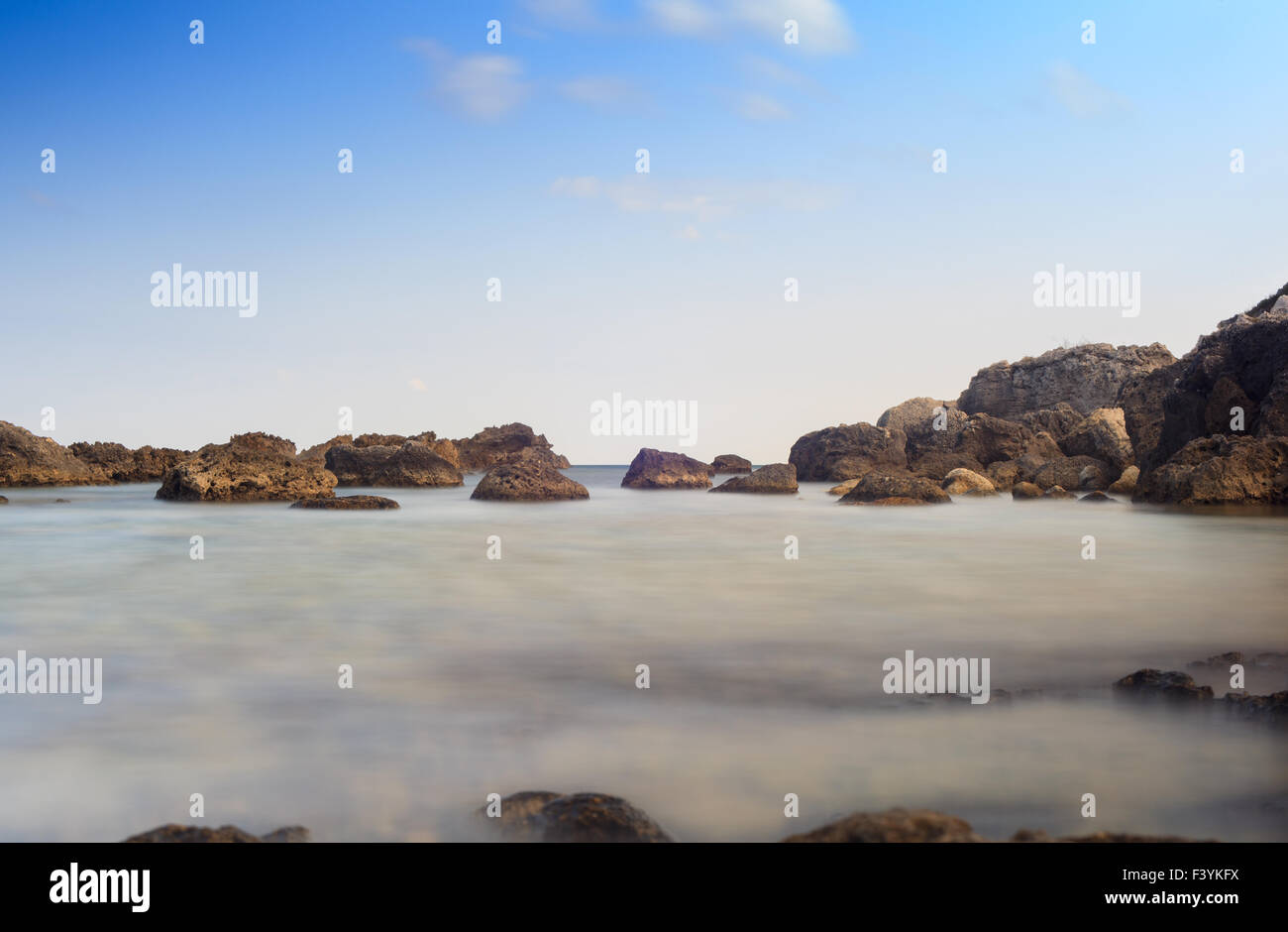 Blick auf die Felsen auf der sizilianischen Meer von Syrakus Stockfoto