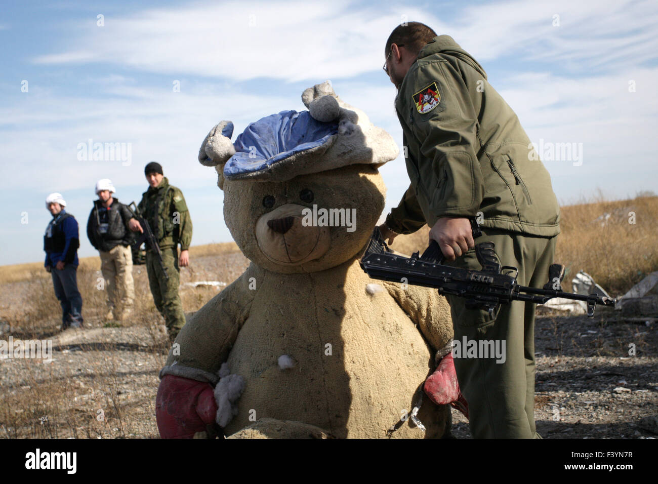 Donezk, Ukraine. 13. Oktober 2015. Eine lokale Miliz Soldat trägt einen Teddybären, die auf früheren Positionen des ukrainischen gefunden wurde in der Nähe von Flughafen Donetsk, Ost-Ukraine, Truppen am 13. Oktober 2015. Bildnachweis: Alexander Ermochenko/Xinhua/Alamy Live-Nachrichten Stockfoto