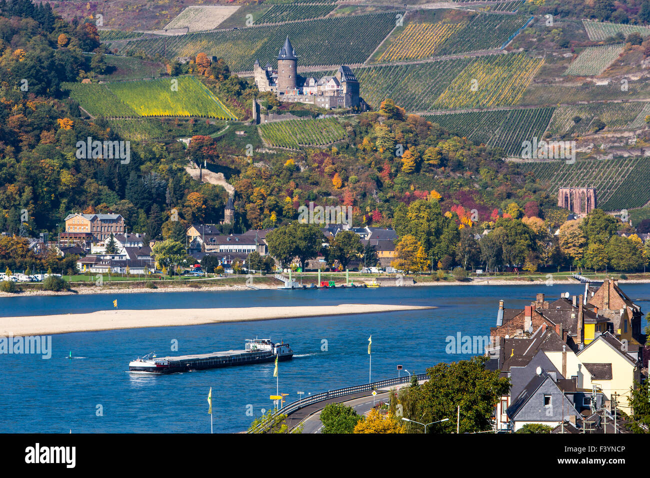 Bacharach ein kleines Weindorf in den Rhein Valley Gebiet, historische Altstadt, altes Schloss und Stadt Wand in th inmitten von Weinbergen Stockfoto