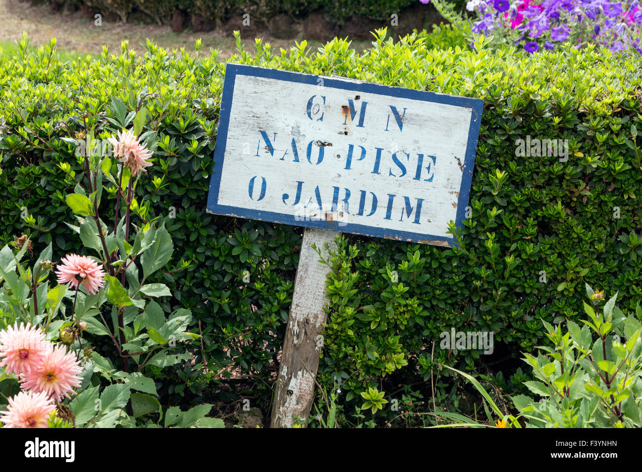 Treten Sie nicht auf dem Rasen im Garten des Miradouro Ponta Do Sossego, São Miguel, Azoren, Portugal Stockfoto
