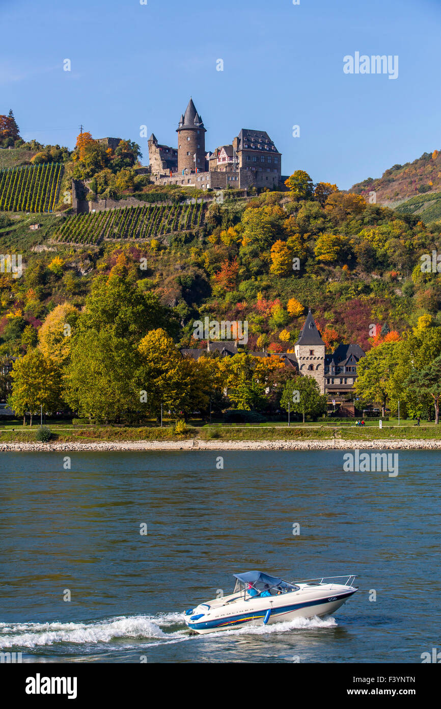 Bacharach ein kleines Weindorf in den Rhein Valley Gebiet, historische Altstadt, altes Schloss und Stadt Wand in th inmitten von Weinbergen Stockfoto