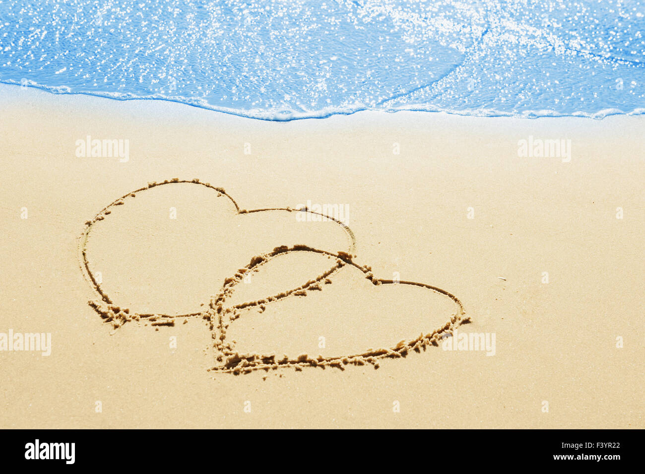 Herzen im Sand Stockfoto