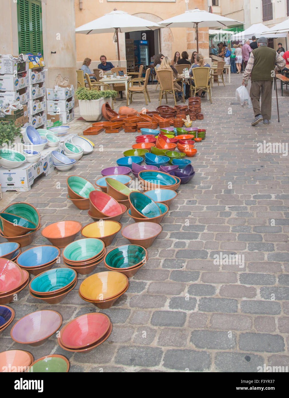 Bunte Keramik auf dem Markt in Santanyi Stockfoto