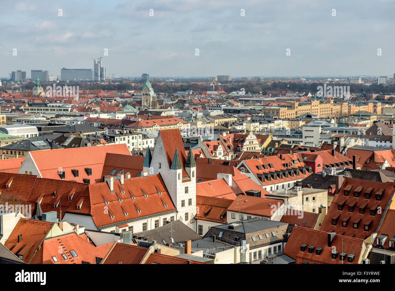 Rote Ziegeldächer im Zentrum von München Stockfoto