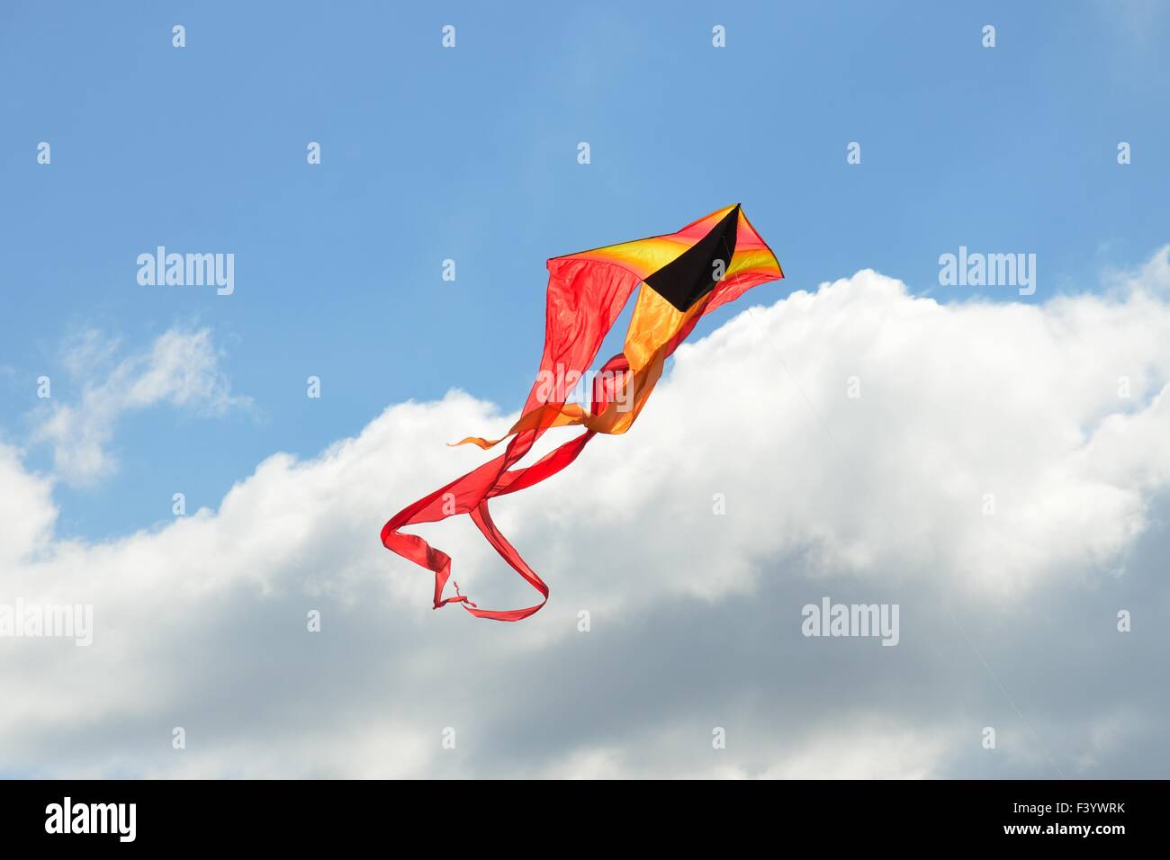 bunte Drachen steigen lassen Stockfoto