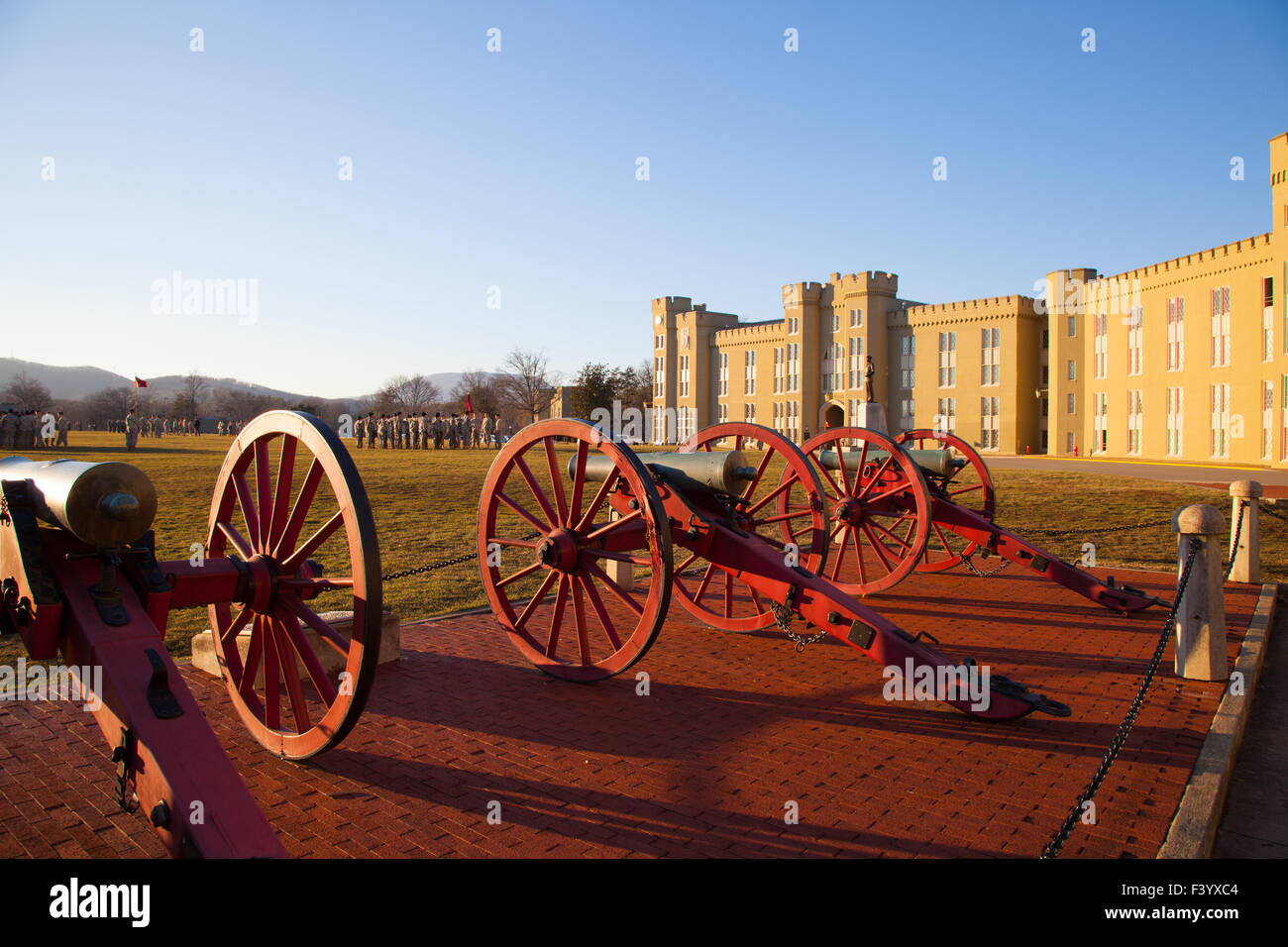 Kanonen und Studenten am Virginia Military Institute Stockfoto