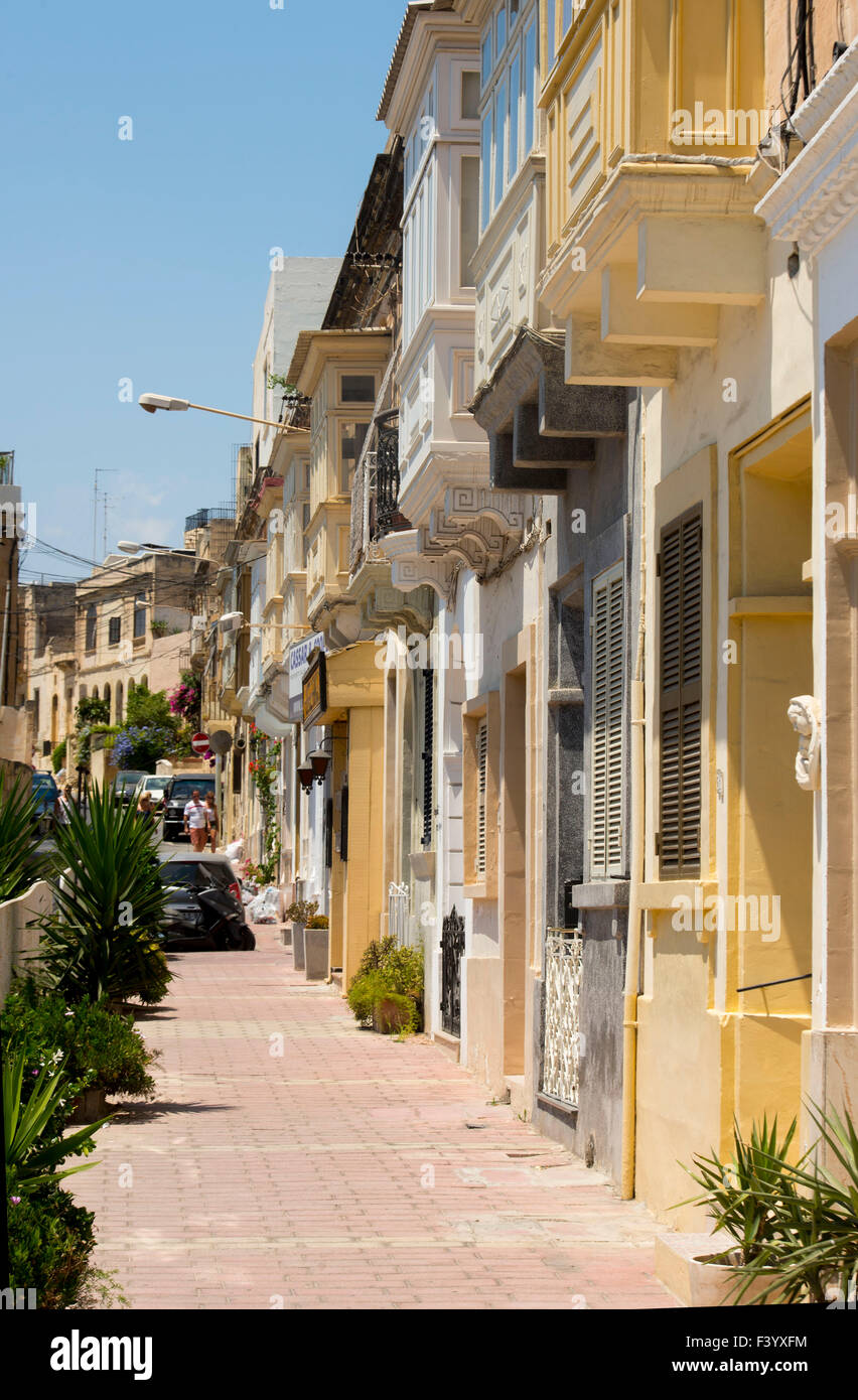 Häuserzeile traditionellen maltesischen Spinola Bay Malta in der Nähe. Stockfoto