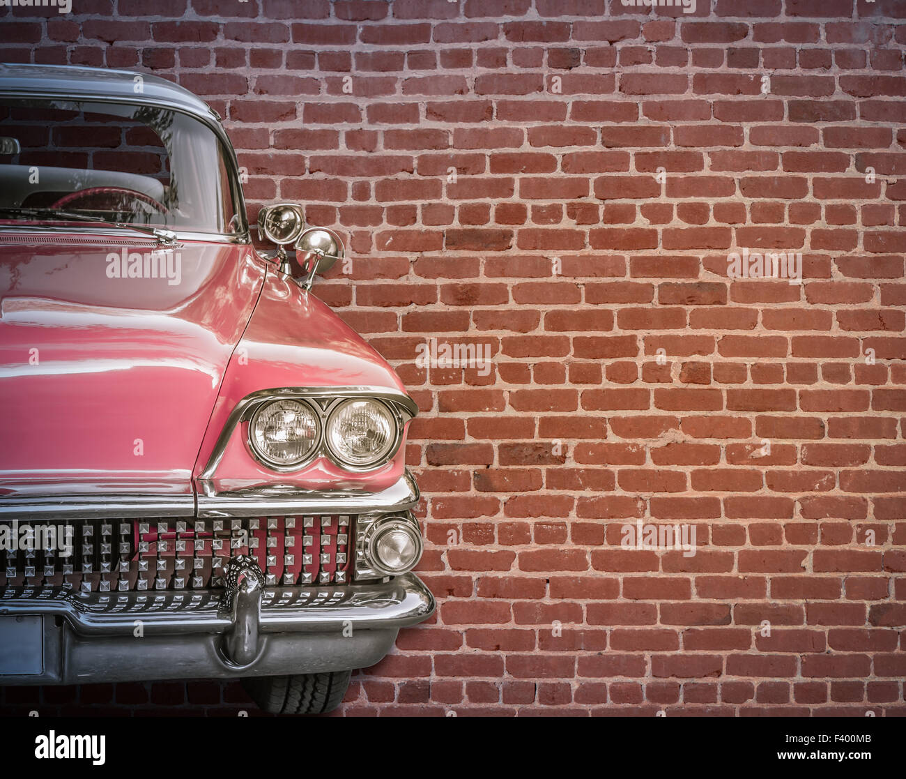 Oldtimer gegen roten Backsteinmauer Stockfoto