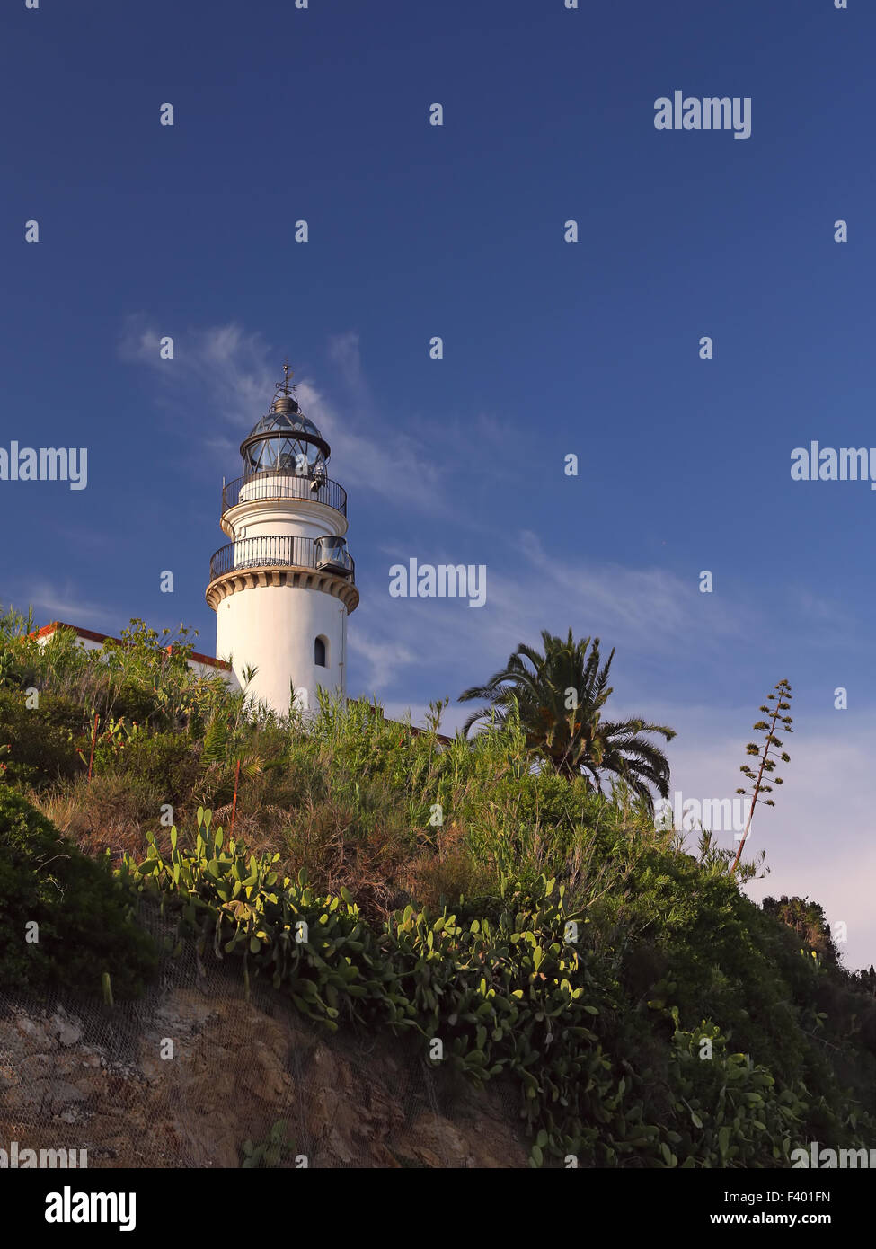 Leuchtturm auf einer Klippe Stockfoto