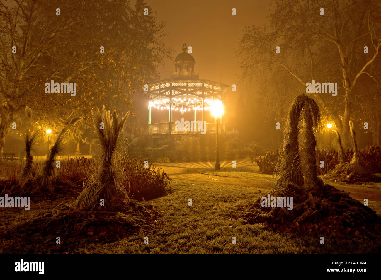 Nacht und Nebel Blick auf Park-Pavillon Stockfoto