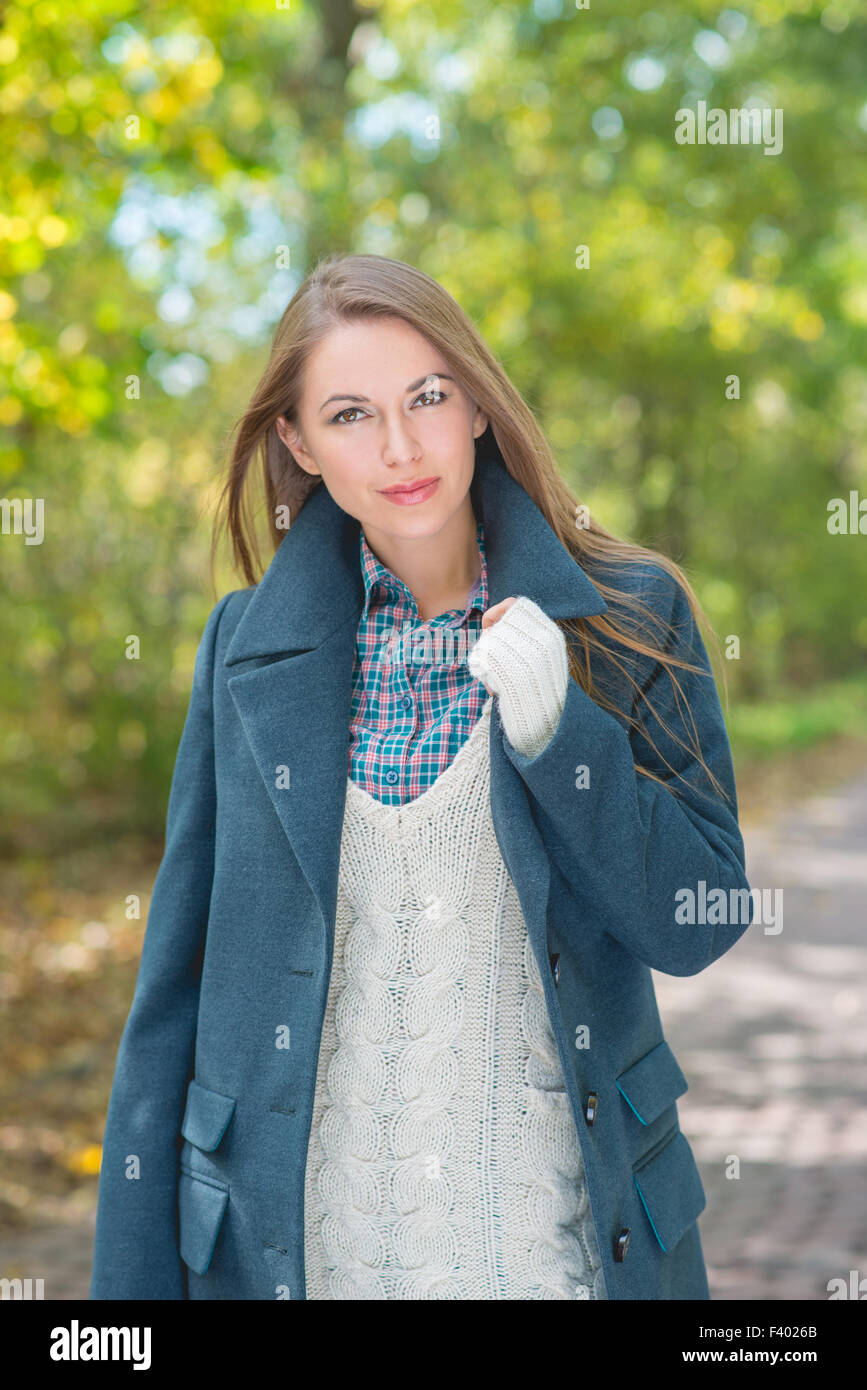 Attraktive modische Frau Outdoor im Herbst Stockfoto
