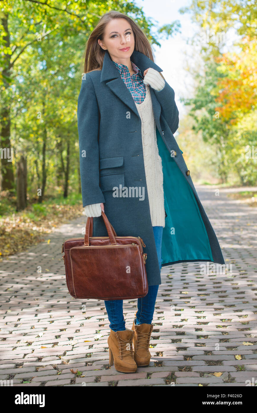 Junge Frau in der Herbstsaison Kleidung am Weg Stockfoto