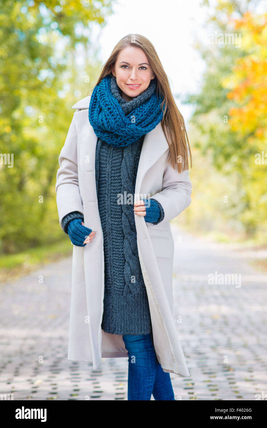 Ziemlich lächelnde Frau in gemütlichen Herbst-Outfit Stil Stockfoto