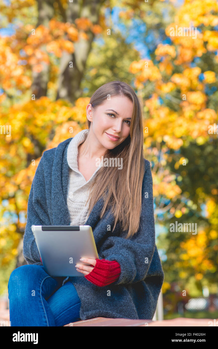 Attraktive junge Frau, die einem Herbsttag zu genießen Stockfoto