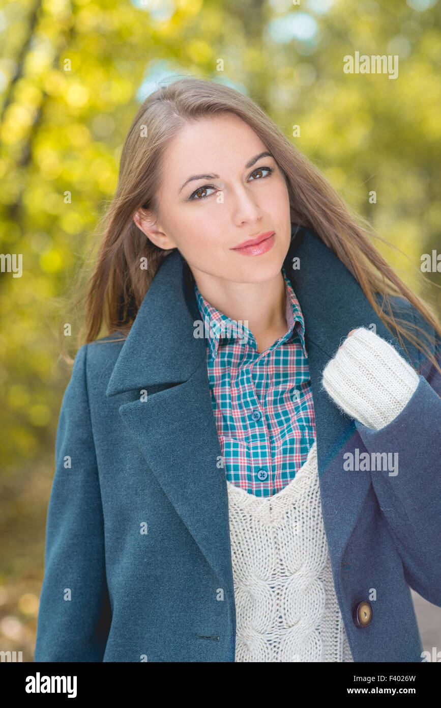 Schöne junge Frau im drei-Schicht-Anzug-Portrait Stockfoto