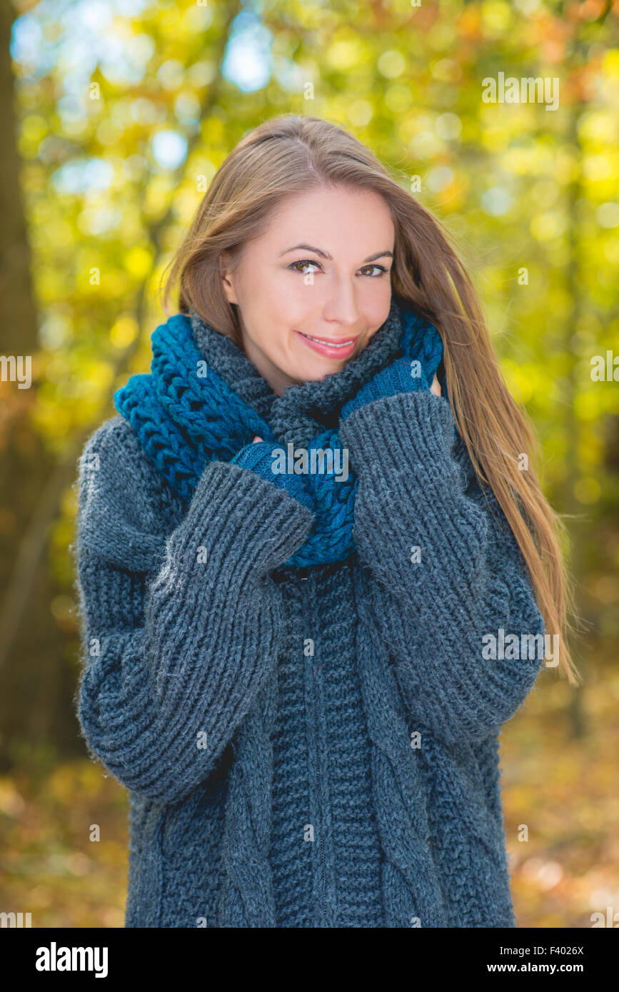 Hübsche Frau im Herbst Outfit Portrait lächelnd Stockfoto