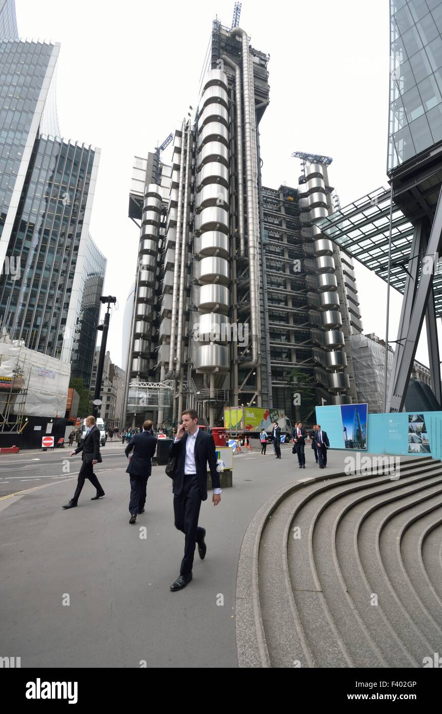 Mann zu Fuß vor der Lloyds building Stockfoto