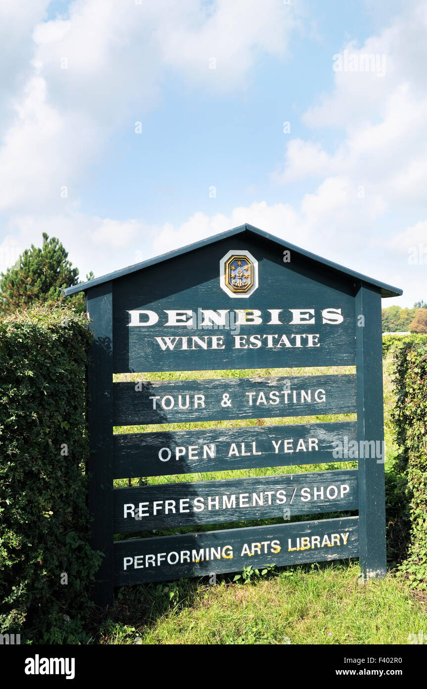 Schild am Eingang zum Denbies Wine Estate, Dorking, Surrey, England, UK Stockfoto