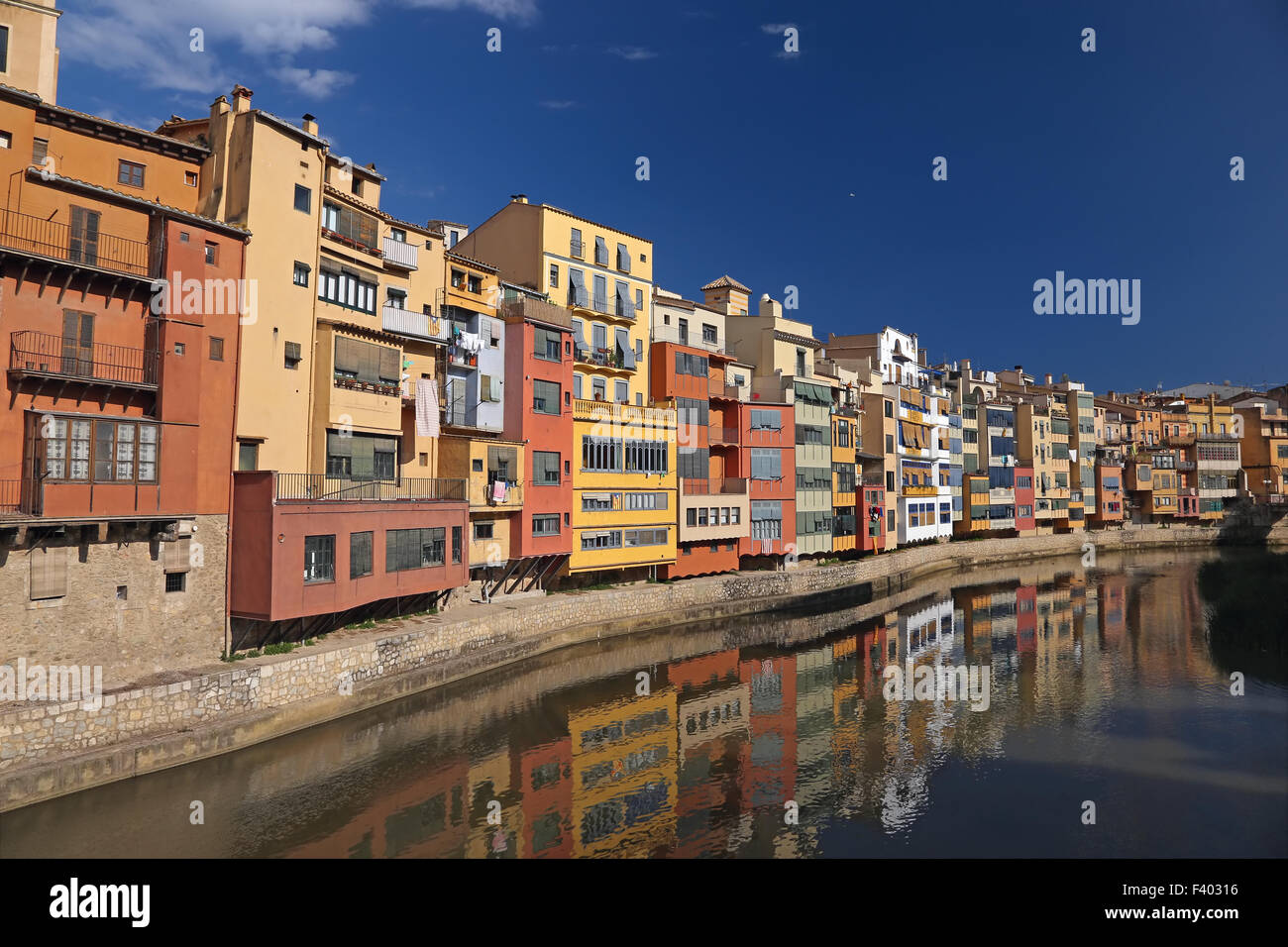 Flussufer in Girona, Katalonien Stockfoto