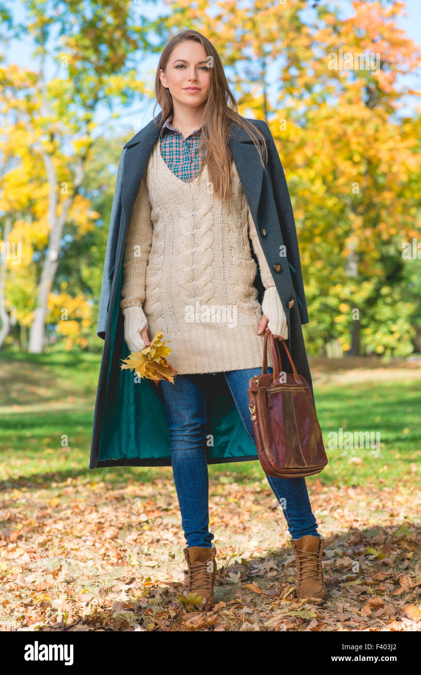 Hübsche blonde Frau im Herbst Mode Outfit Stockfoto
