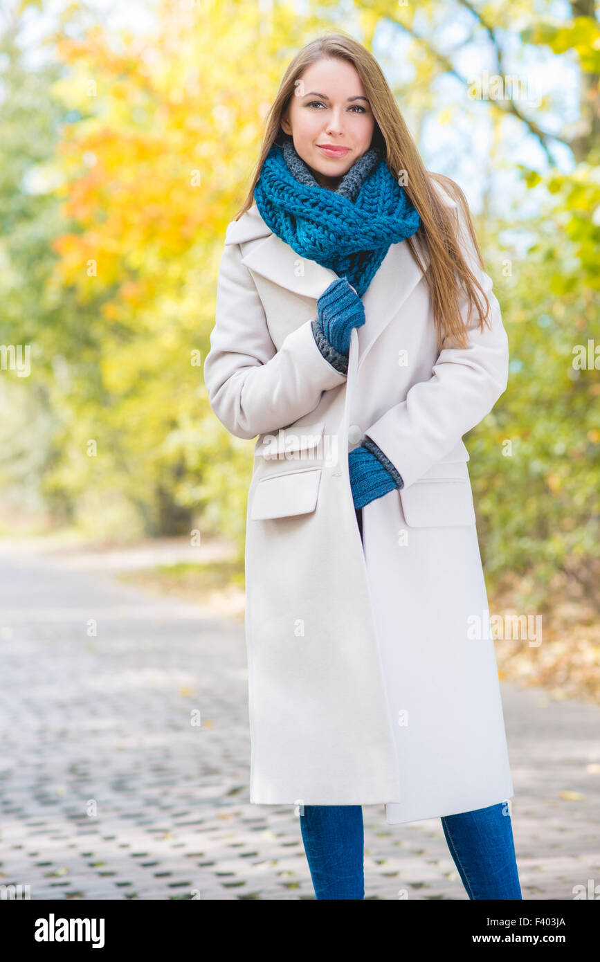 Frau mit langen Mantel draußen im Herbst Stockfoto