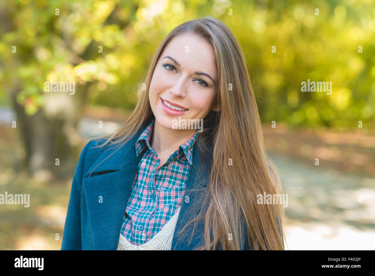 Pretty Smiling Woman im Herbst Mode hautnah Stockfoto