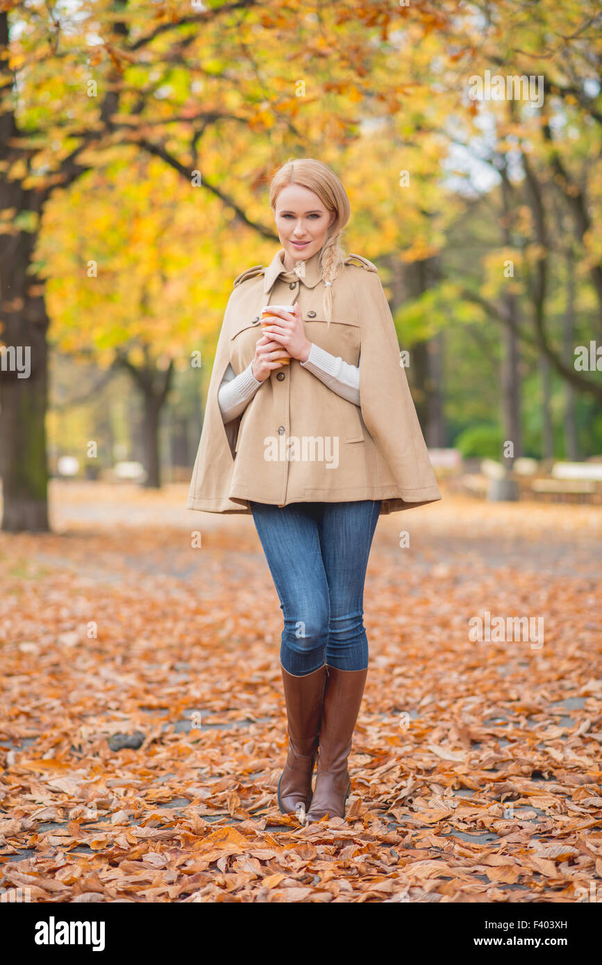 Hübsche junge Frau im Herbst Mode Stockfoto