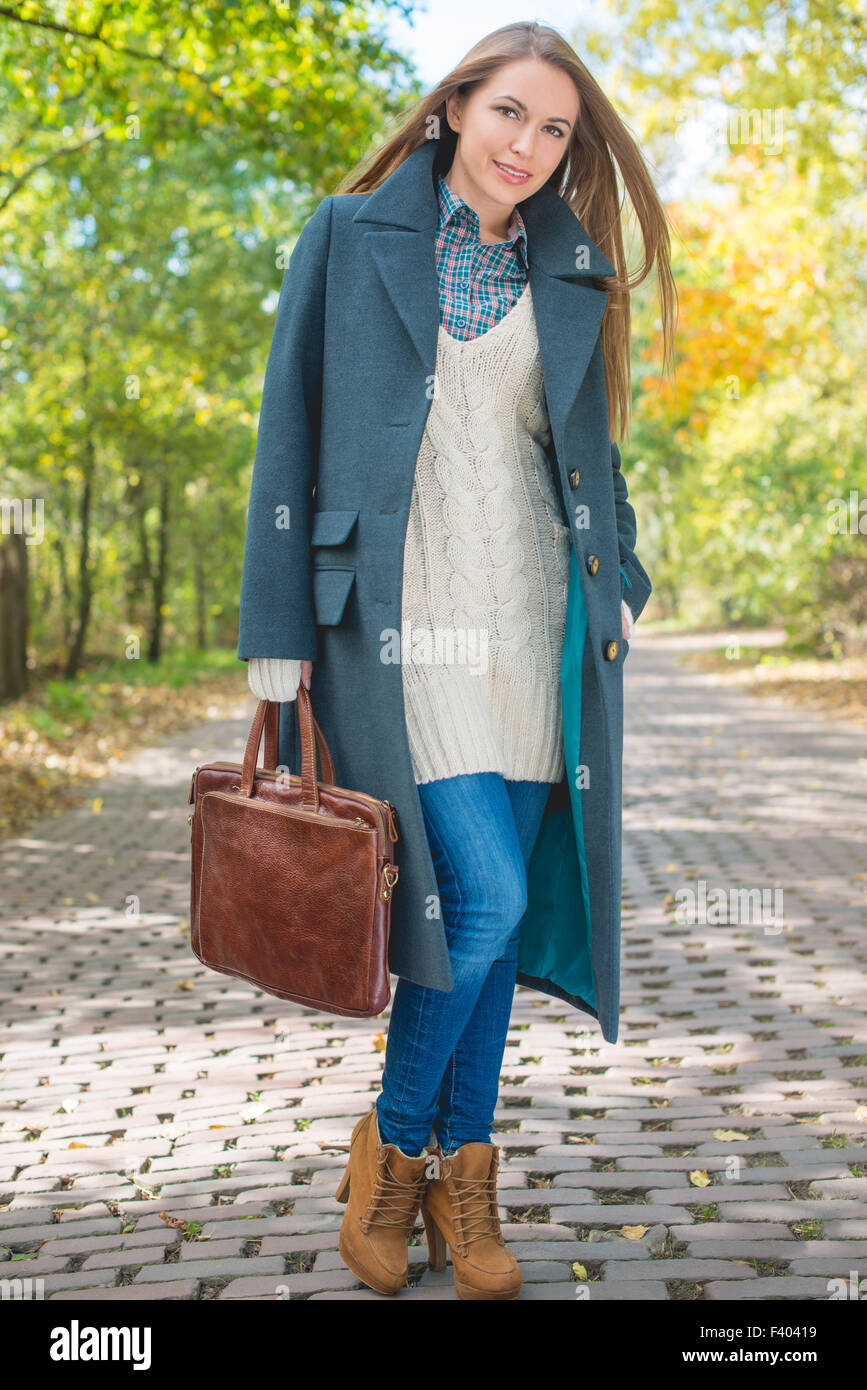 Junge Frau in der Herbstsaison Kleidung am Weg Stockfoto
