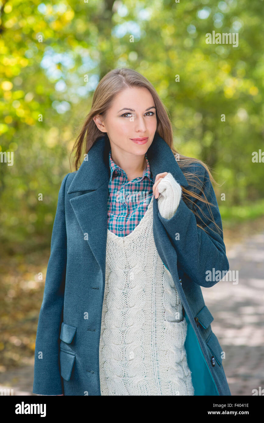 Attraktive modische Frau Outdoor im Herbst Stockfoto
