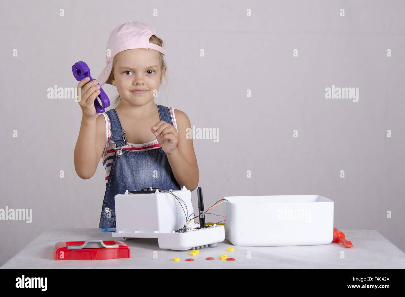 Mädchen Reparaturen Spielzeug kleine Haushaltsgeräte Stockfoto