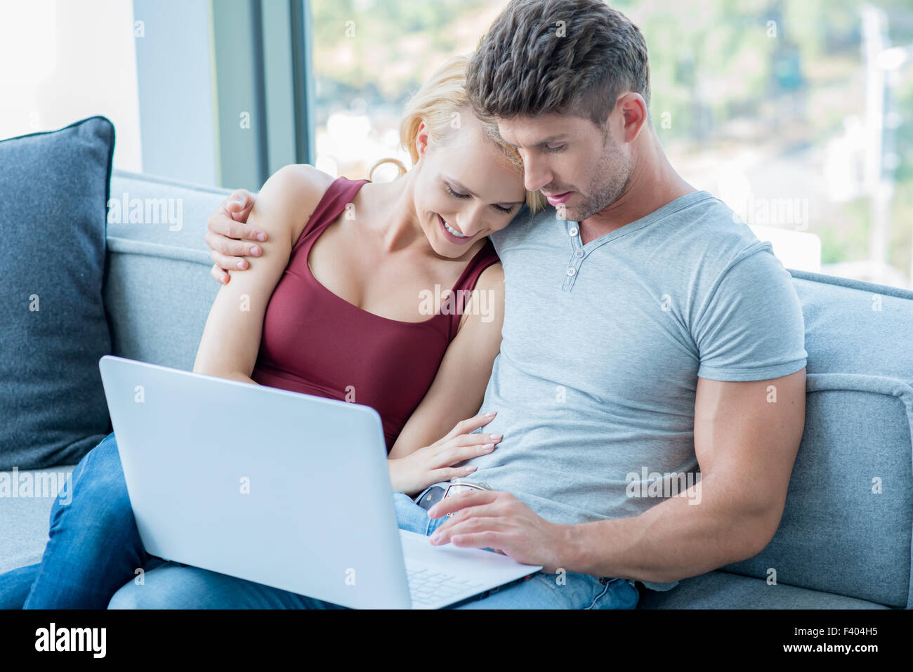 Liebespaar auf einem Laptop im Internet surfen Stockfoto