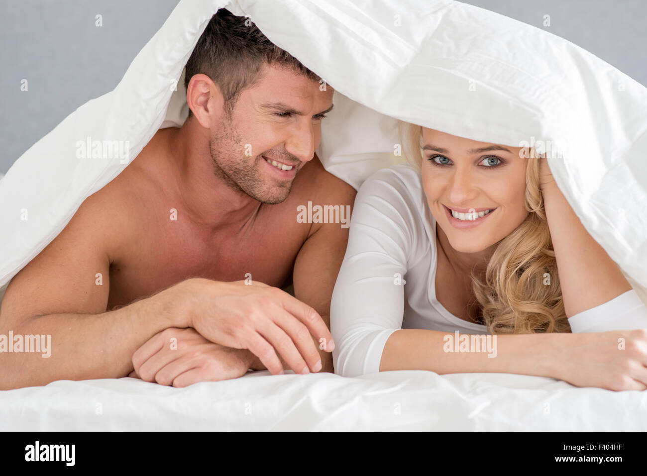 Nahes hohes Mittelalter romantische Paar auf Bett Stockfoto