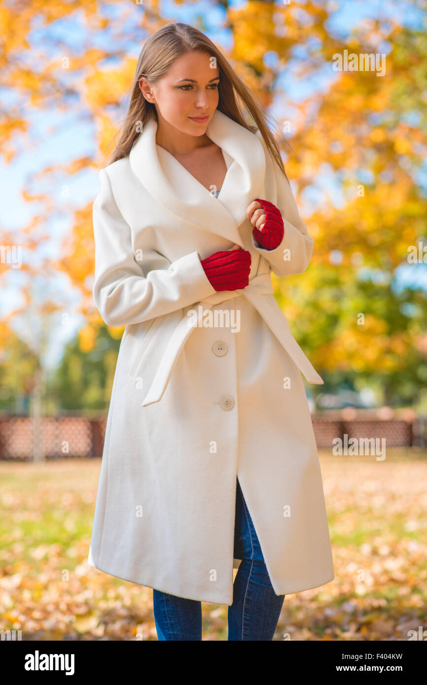 Attraktives Modell in Weiß Herbst Mantel und Handschuhe Stockfoto