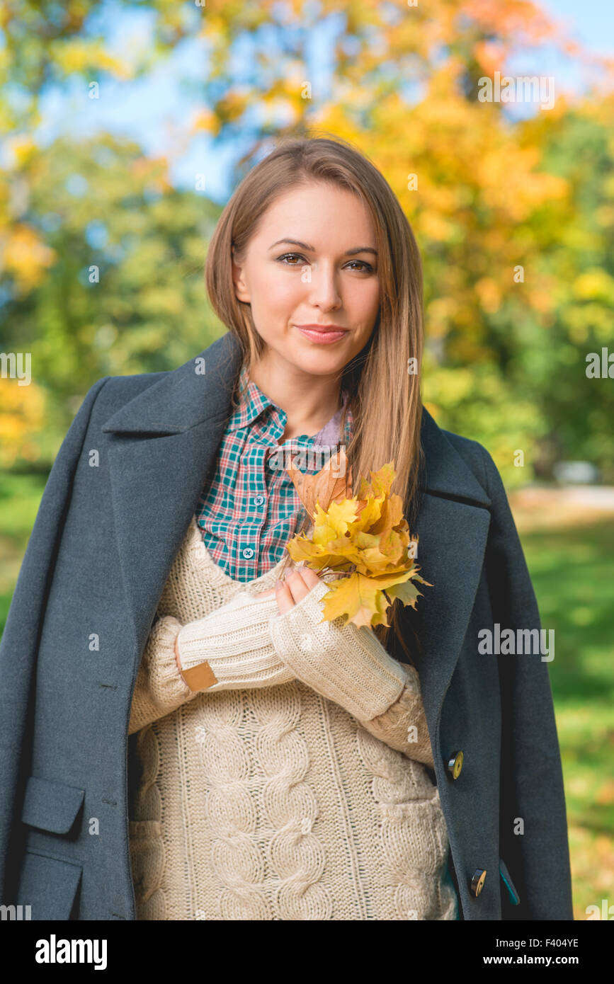 Hübsche Frau im Herbst Mode Blick in die Kamera Stockfoto