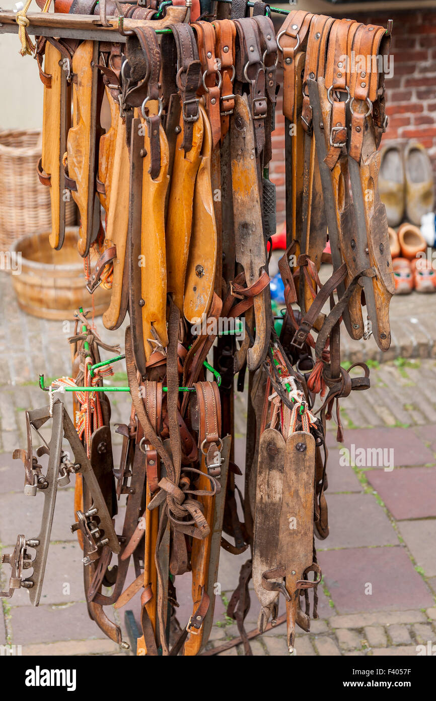 Nahaufnahme der alten hölzernen Schlittschuhe, Holland Stockfoto