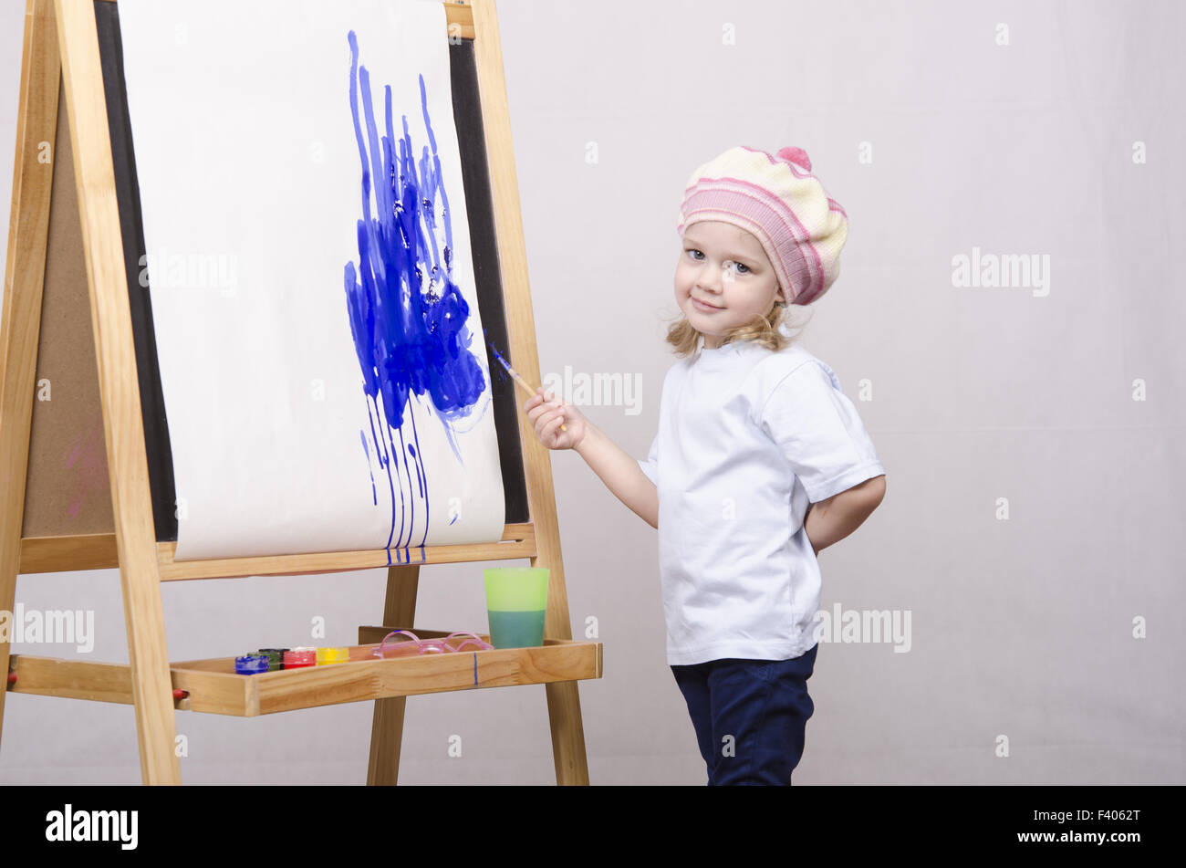 Mädchen-Künstler-Farben auf Leinwand Stockfoto