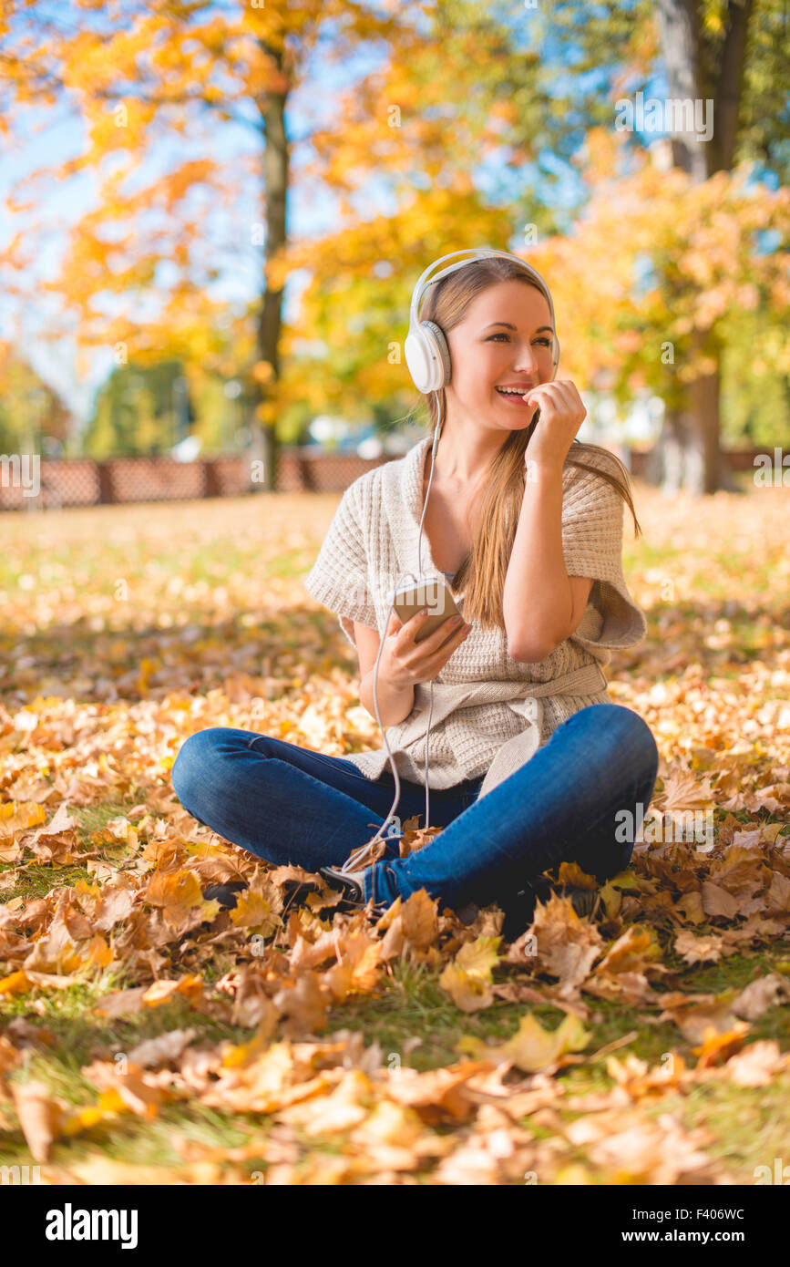 Junge Frau Hören von Musik über Kopfhörer Stockfoto
