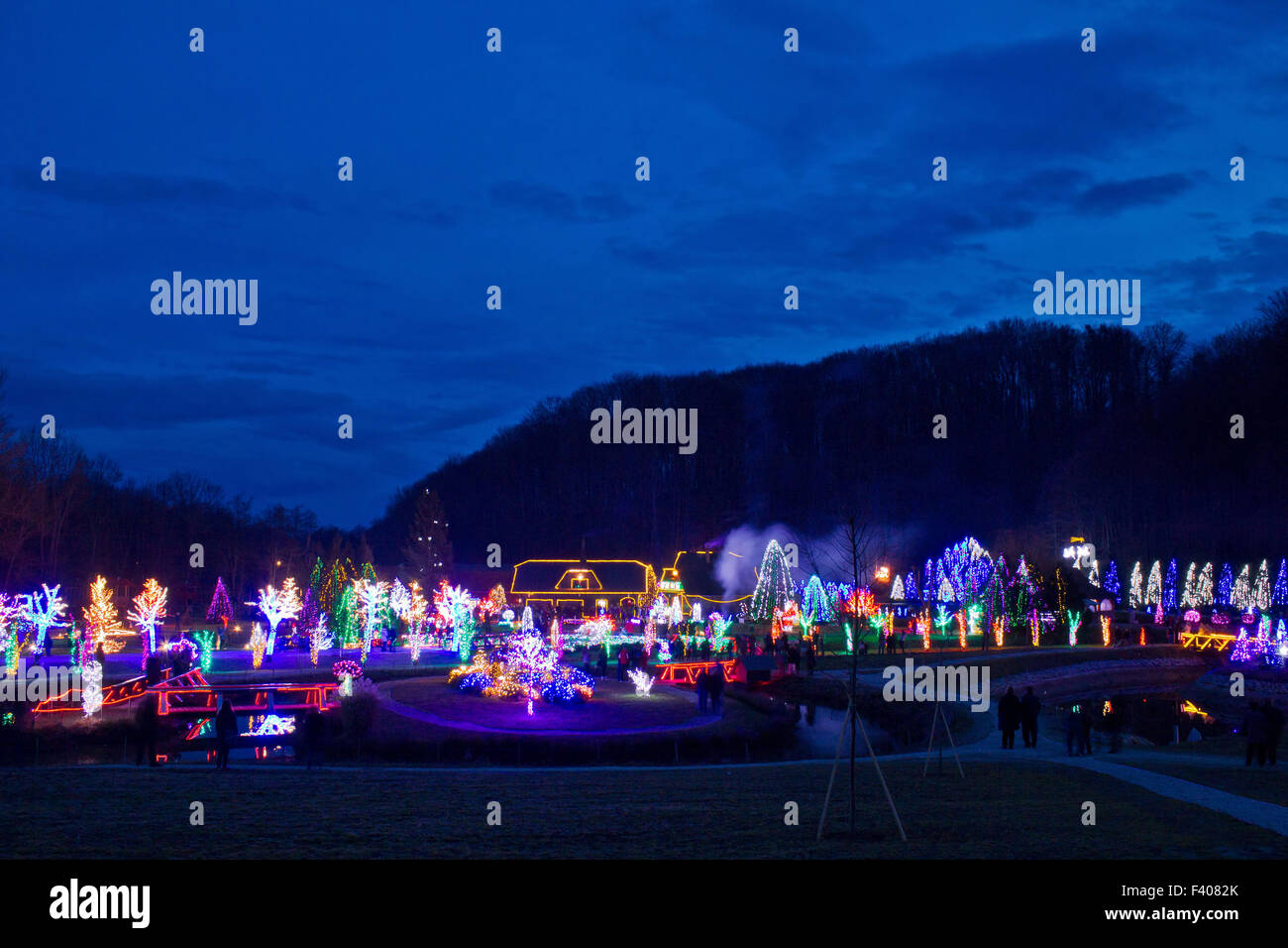 Dorf in Weihnachtsbeleuchtung blaue Stunde anzeigen Stockfoto