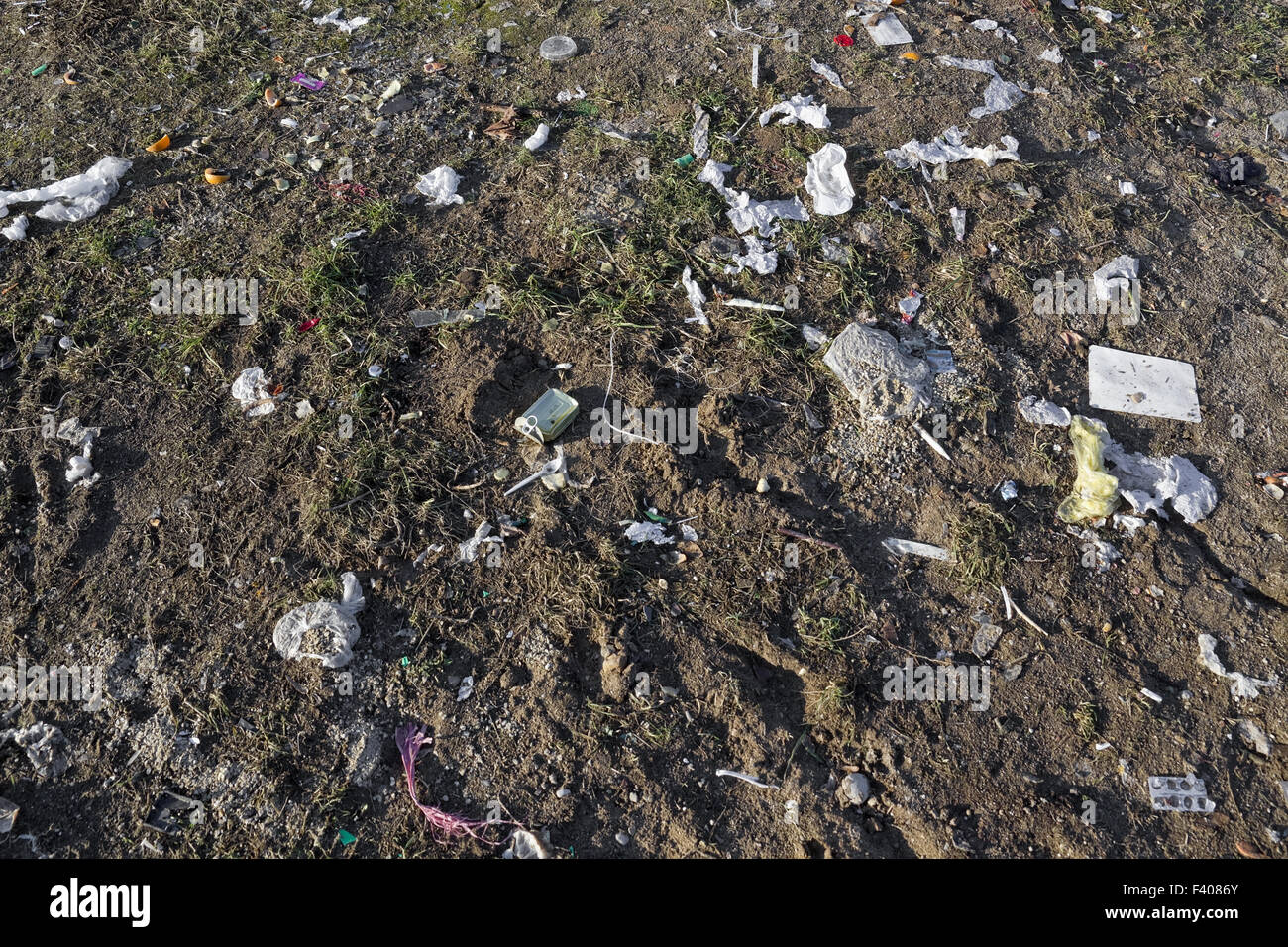 Müll verschlingt unseres Landes Stockfoto