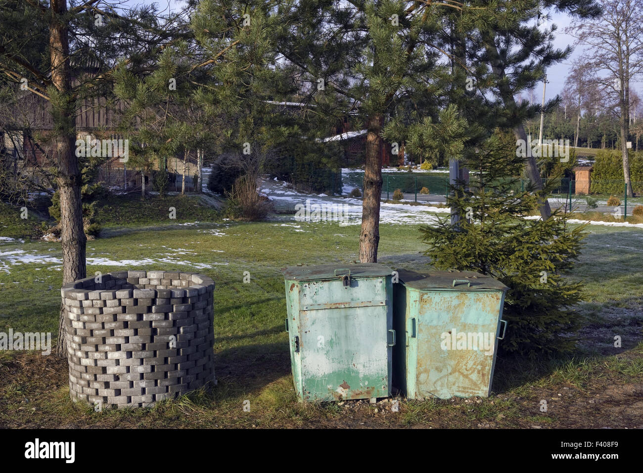 Ziegel und Zinn Trash cans Stockfoto