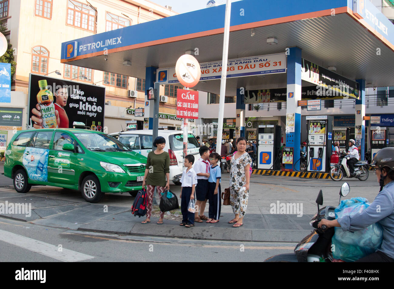 Tankstelle Kraftstoff Vietnam in Saigon, Familie warten, bis die Straße im Stadtzentrum von Saigon, Vietnam, Asien Stockfoto